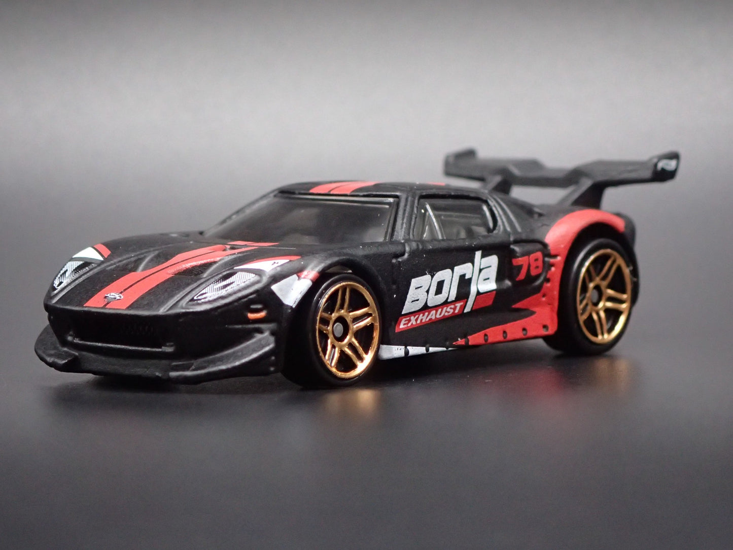 2005-2006 FORD GT LM BORLA 1:64 SCALE COLLECTIBLE DIORAMA DIECAST MODEL CAR