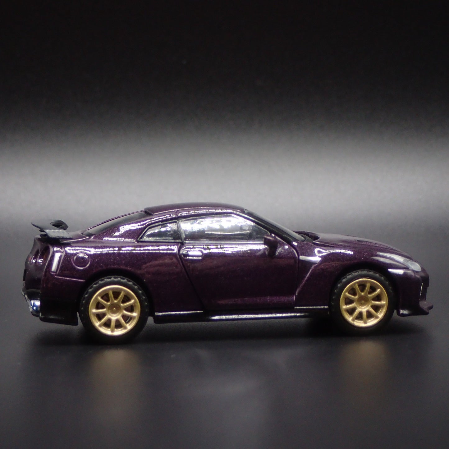 2022 22 NISSAN GTR R35 T-SPEC 1:64 SCALE COLLECTIBLE DIORAMA DIECAST MODEL CAR