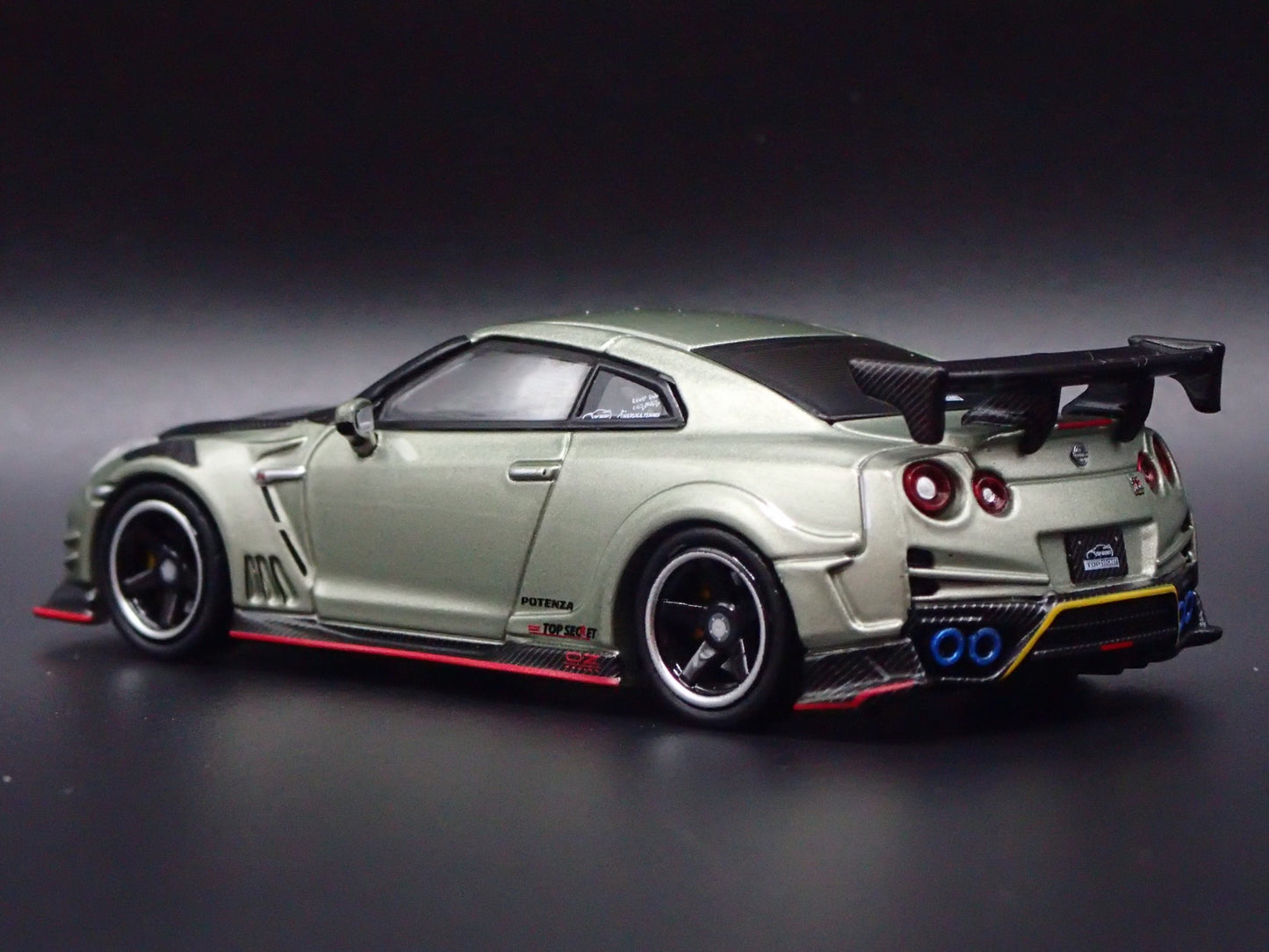 NISSAN GT-R GTR R35 TOP SECRET 1:64 SCALE COLECTIBLE DIORAMA DIECAST MODEL CAR