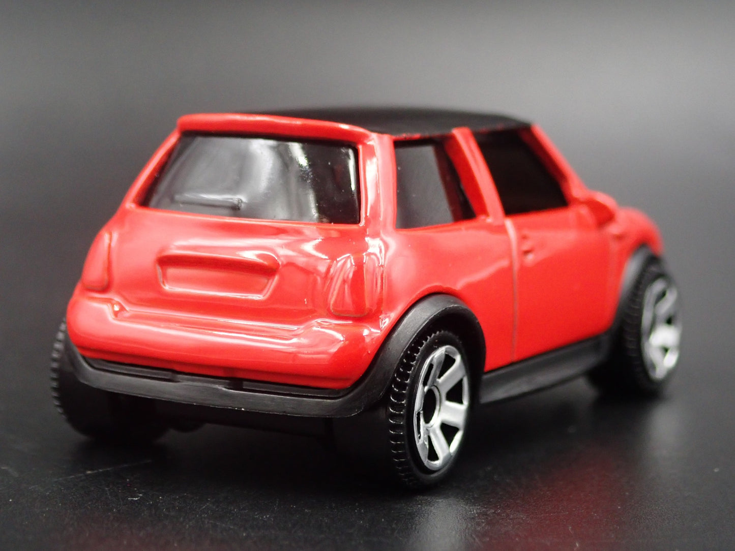 2001 - 2006 MINI COOPER S RED 1:64 SCALE COLLECTIBLE DIORAMA DIECAST MODEL CAR