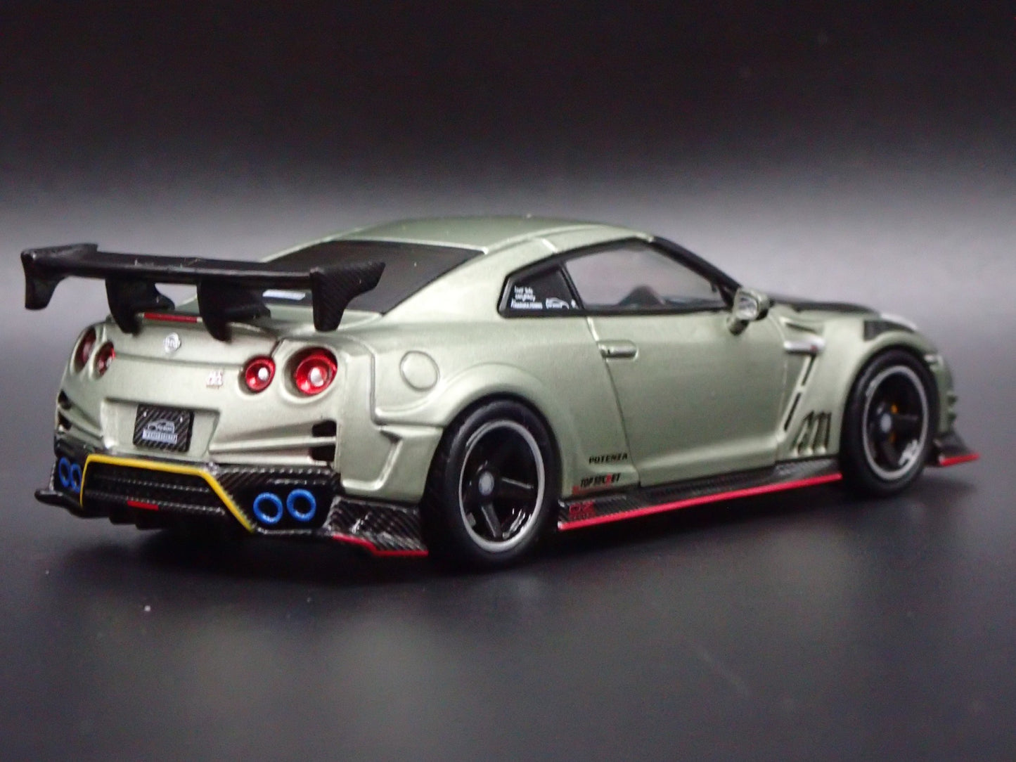 NISSAN GT-R GTR R35 TOP SECRET 1:64 SCALE COLECTIBLE DIORAMA DIECAST MODEL CAR