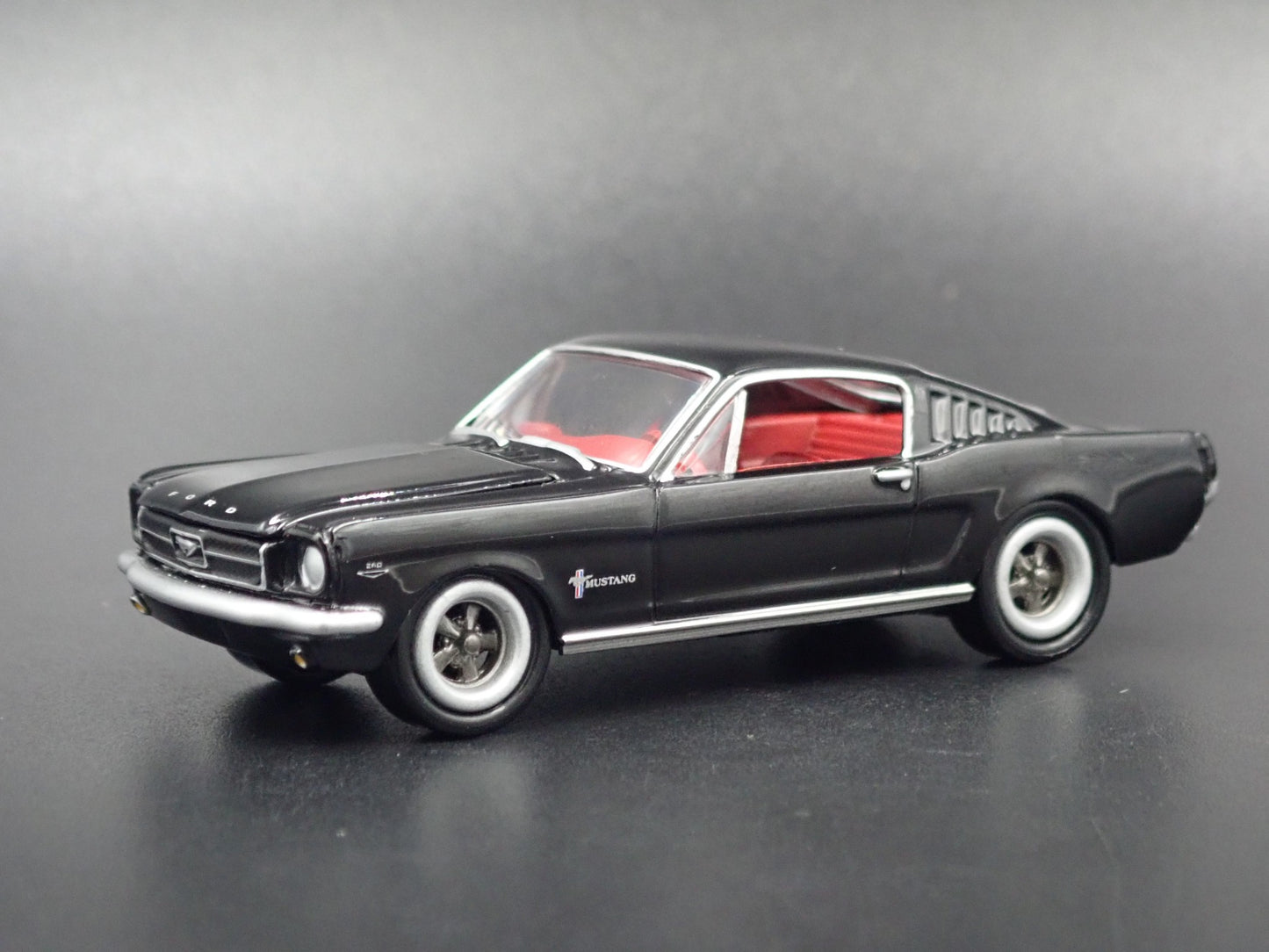 1965 65 FORD MUSTANG FASTBACK 1:64 SCALE COLLECTIBLE DIORAMA DIECAST MODEL CAR