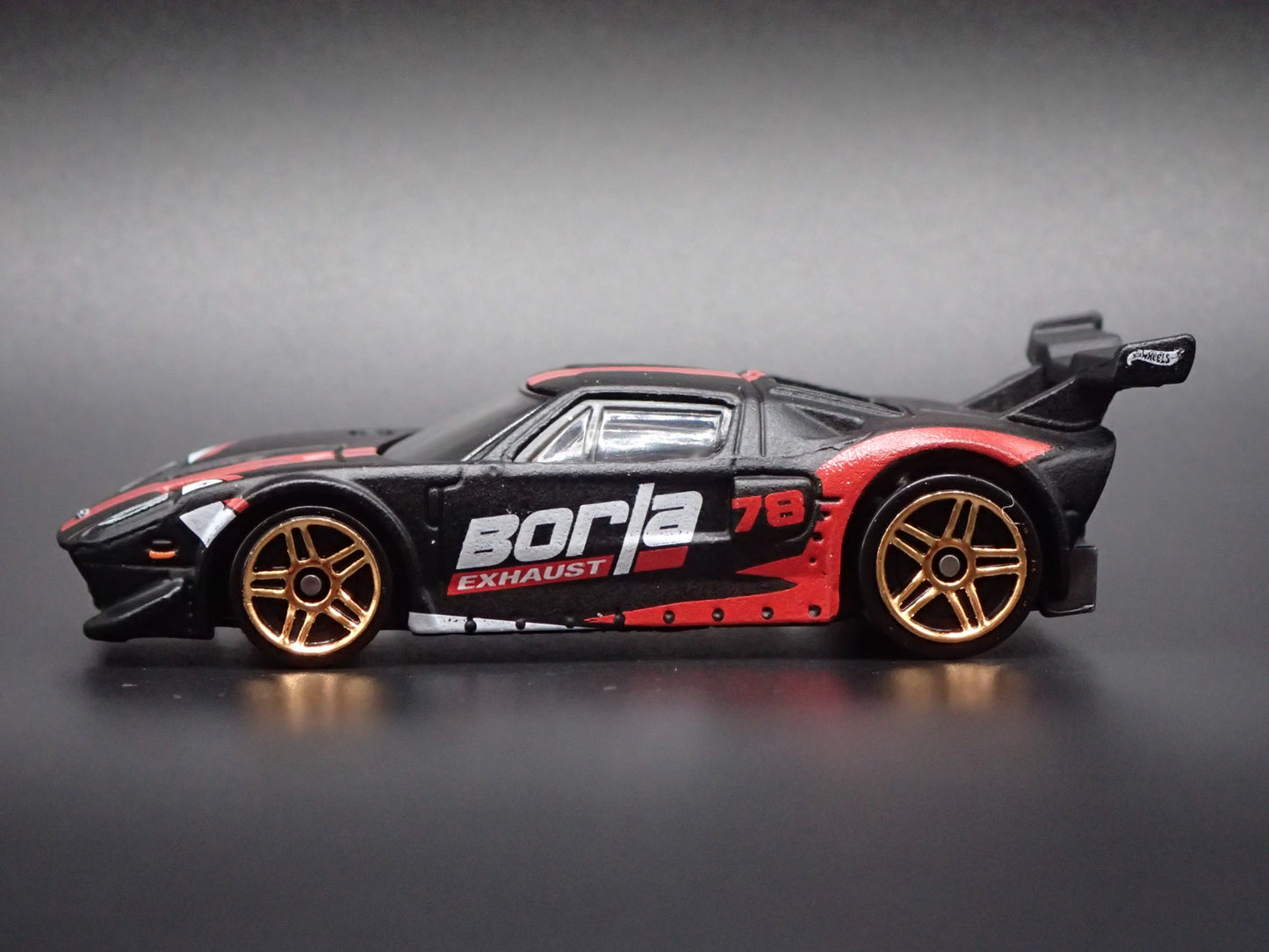 2005-2006 FORD GT LM BORLA 1:64 SCALE COLLECTIBLE DIORAMA DIECAST MODEL CAR