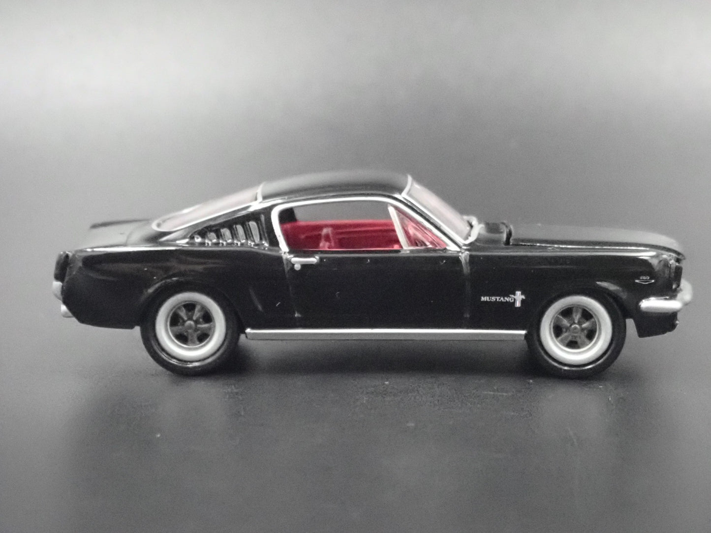 1965 65 FORD MUSTANG FASTBACK 1:64 SCALE COLLECTIBLE DIORAMA DIECAST MODEL CAR
