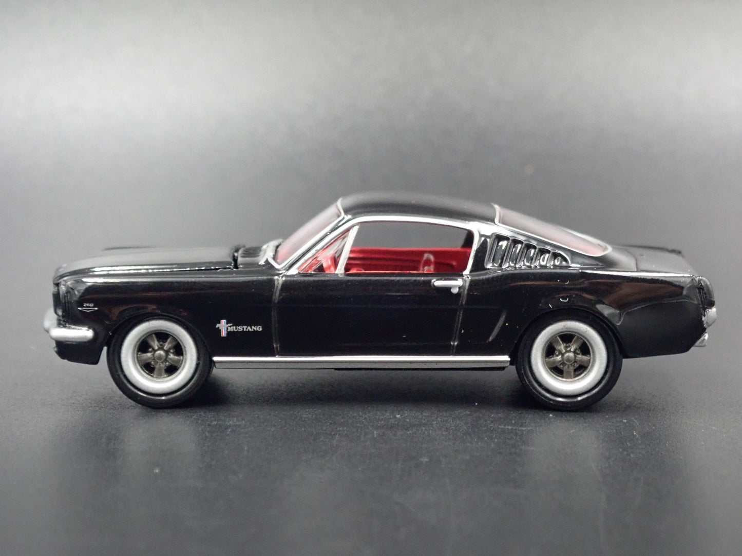 1965 65 FORD MUSTANG FASTBACK 1:64 SCALE COLLECTIBLE DIORAMA DIECAST MODEL CAR
