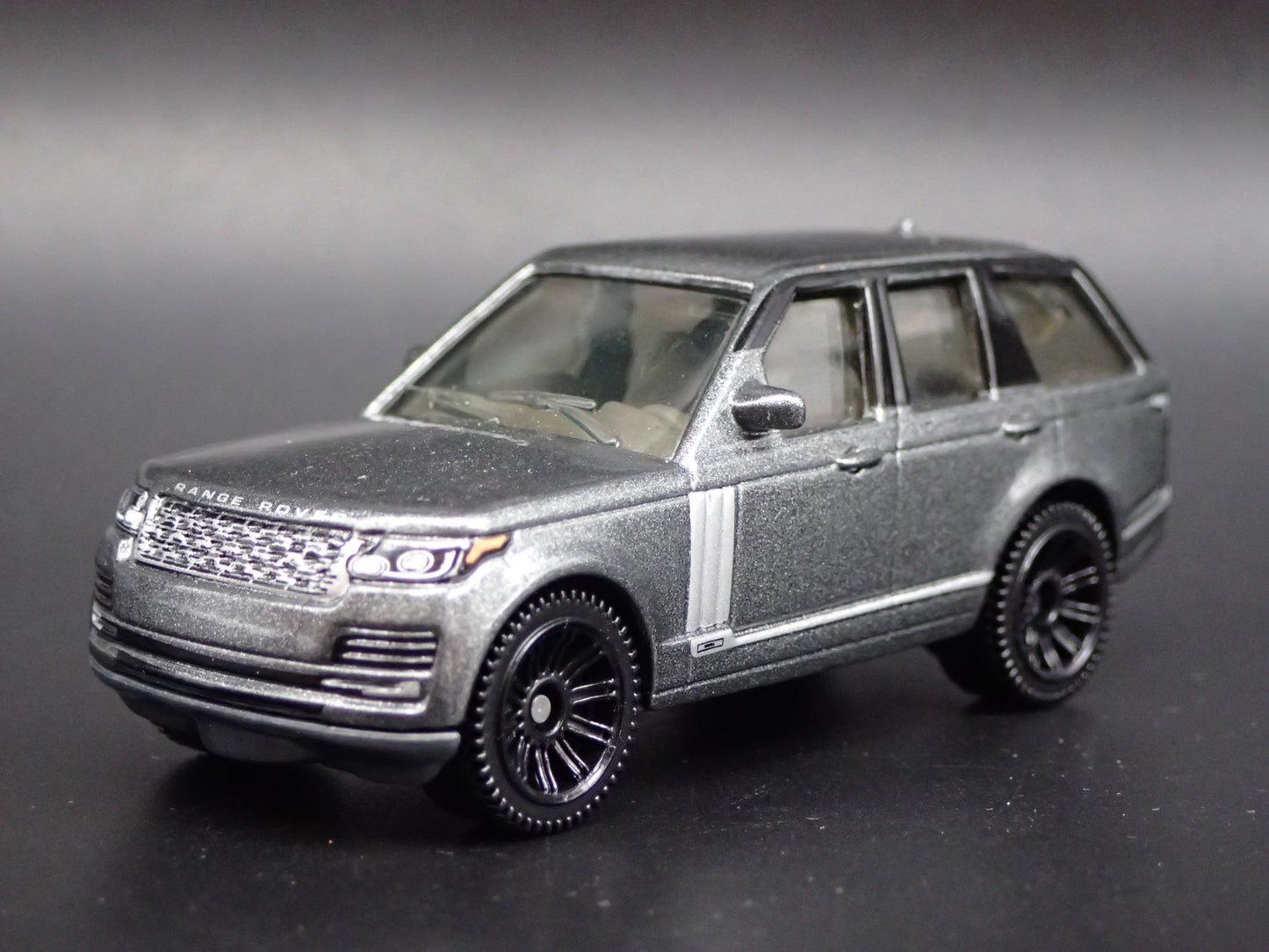 2013-2021 RANGE ROVER VOGUE SE 1/64 SCALE COLLECTIBLE DIORAMA DIECAST MODEL CAR