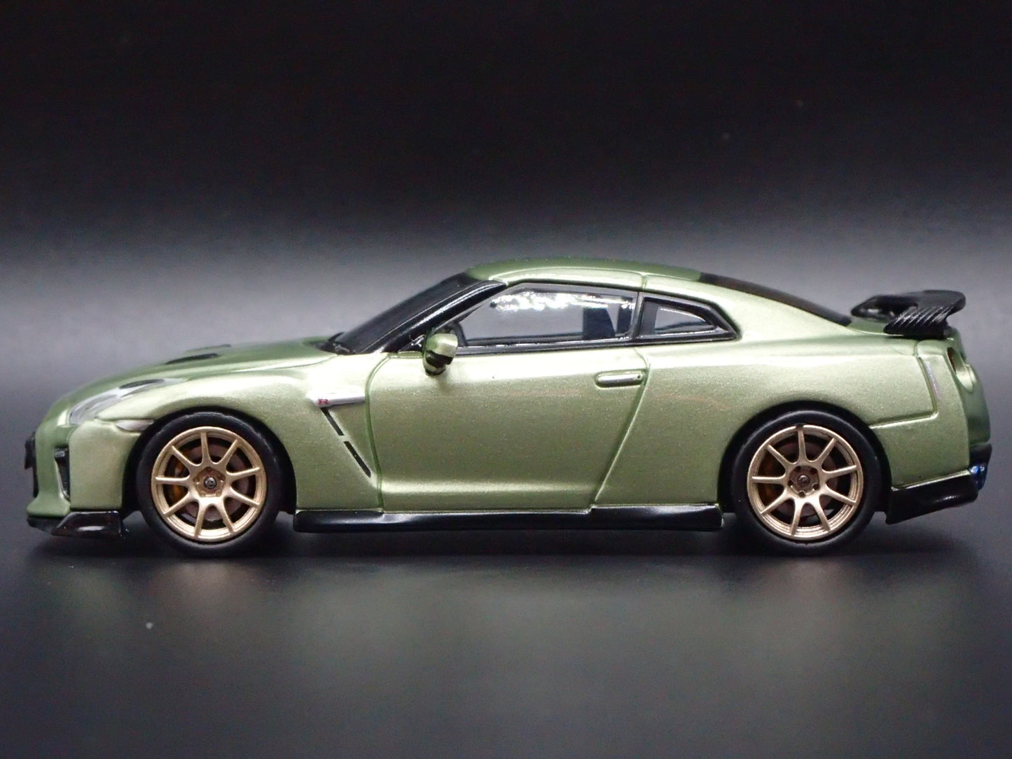 NISSAN GT-R GTR R35 RARE 1:64 SCALE COLECTIBLE DIORAMA DIECAST MODEL CAR