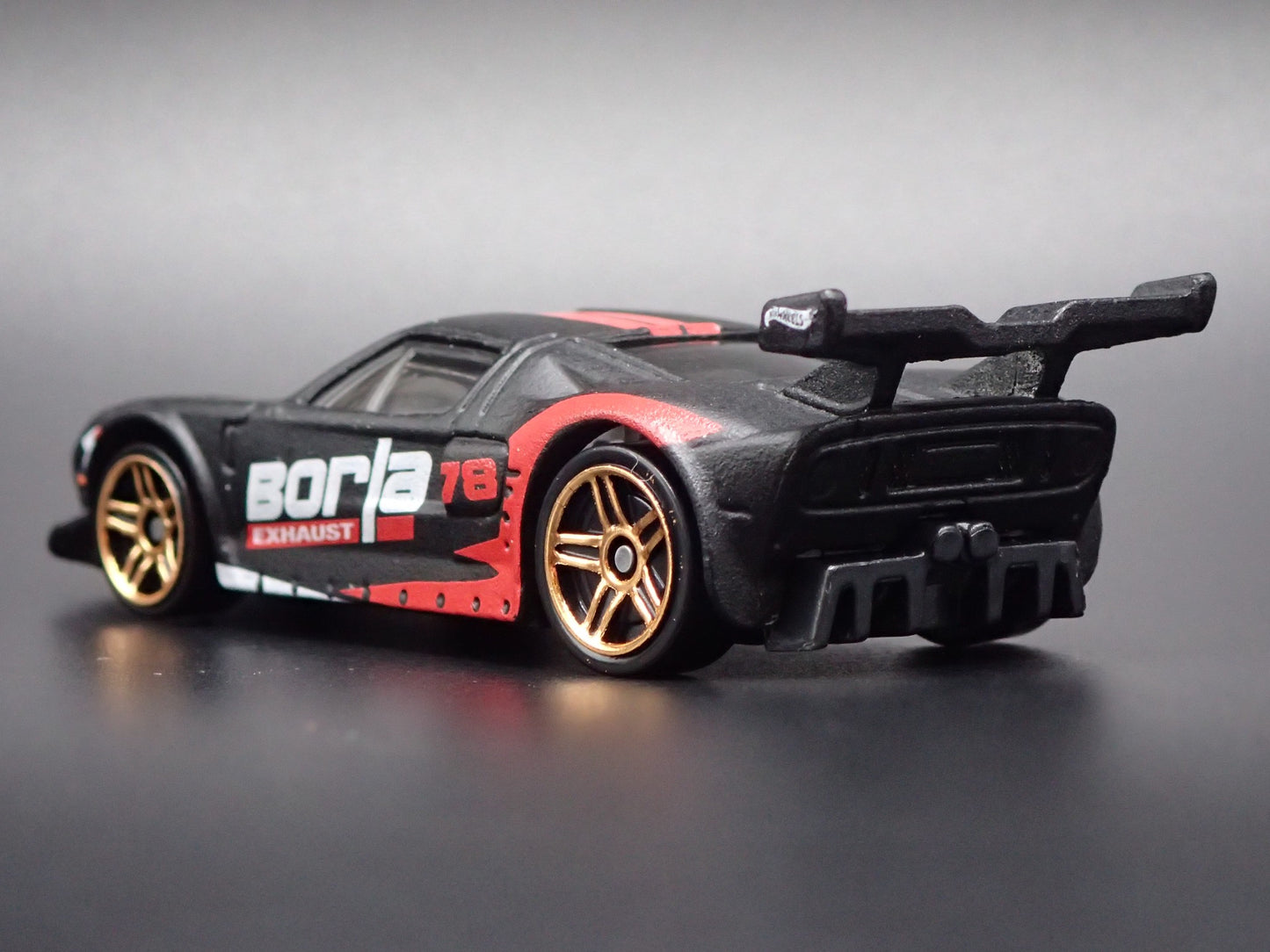 2005-2006 FORD GT LM BORLA 1:64 SCALE COLLECTIBLE DIORAMA DIECAST MODEL CAR