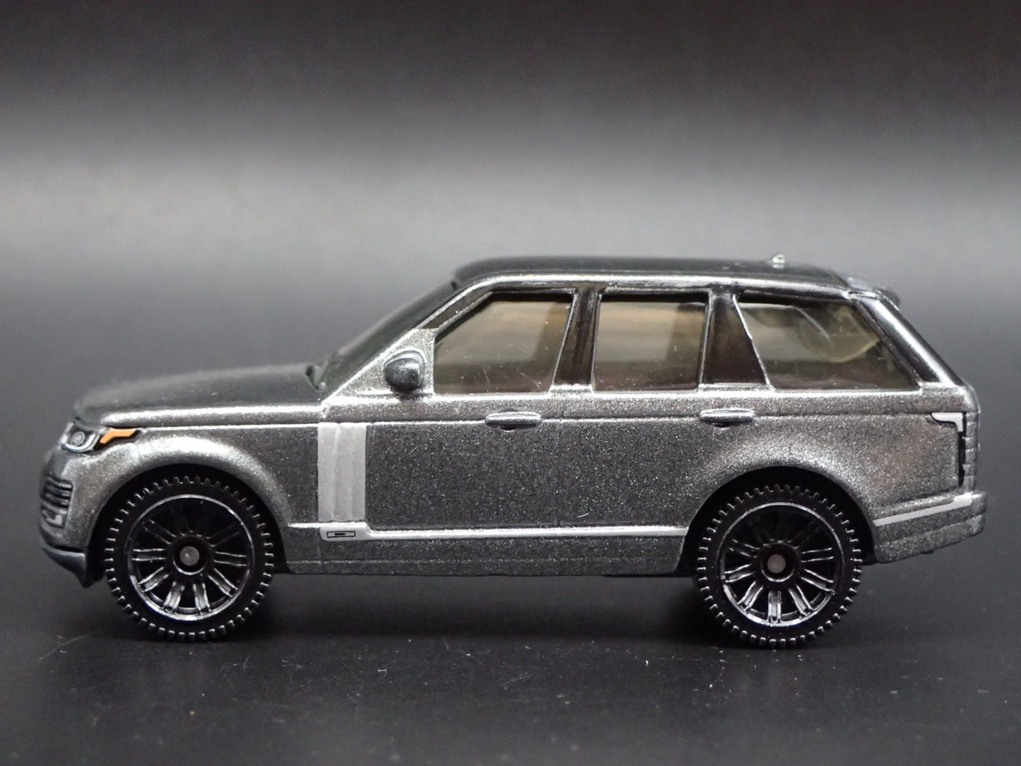 2013-2021 RANGE ROVER VOGUE SE 1/64 SCALE COLLECTIBLE DIORAMA DIECAST MODEL CAR