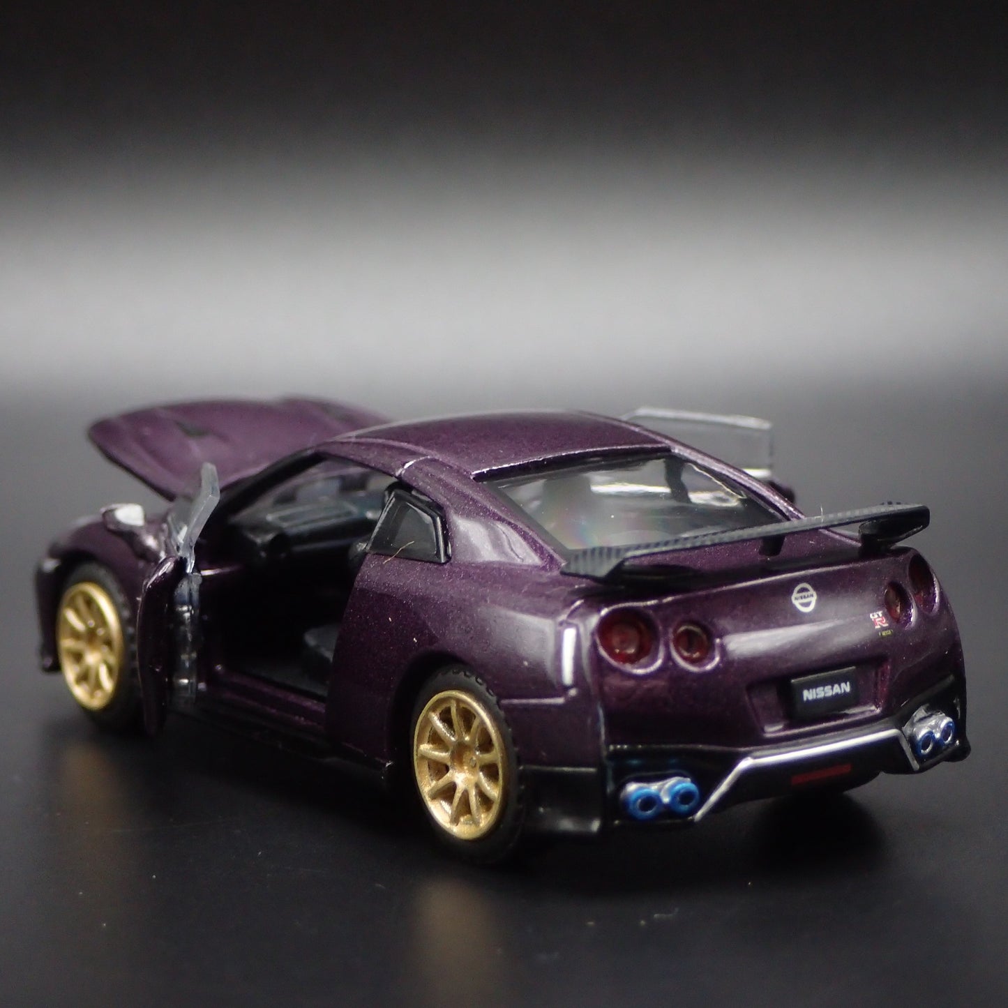 2022 22 NISSAN GTR R35 T-SPEC 1:64 SCALE COLLECTIBLE DIORAMA DIECAST MODEL CAR