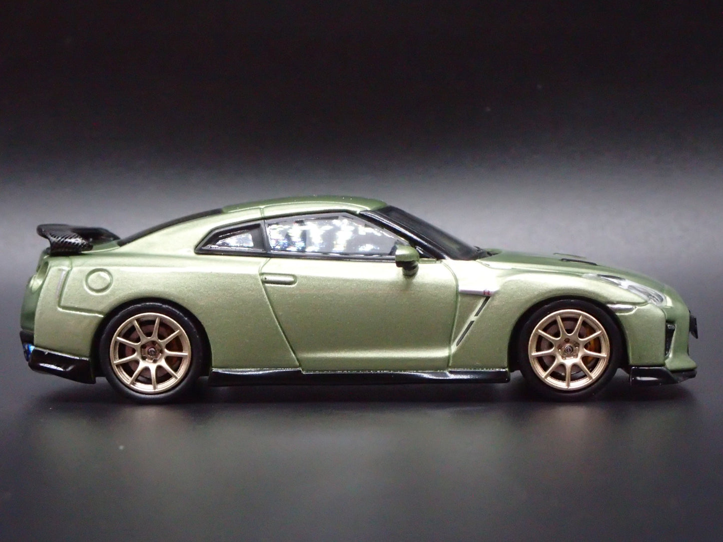 NISSAN GT-R GTR R35 RARE 1:64 SCALE COLECTIBLE DIORAMA DIECAST MODEL CAR