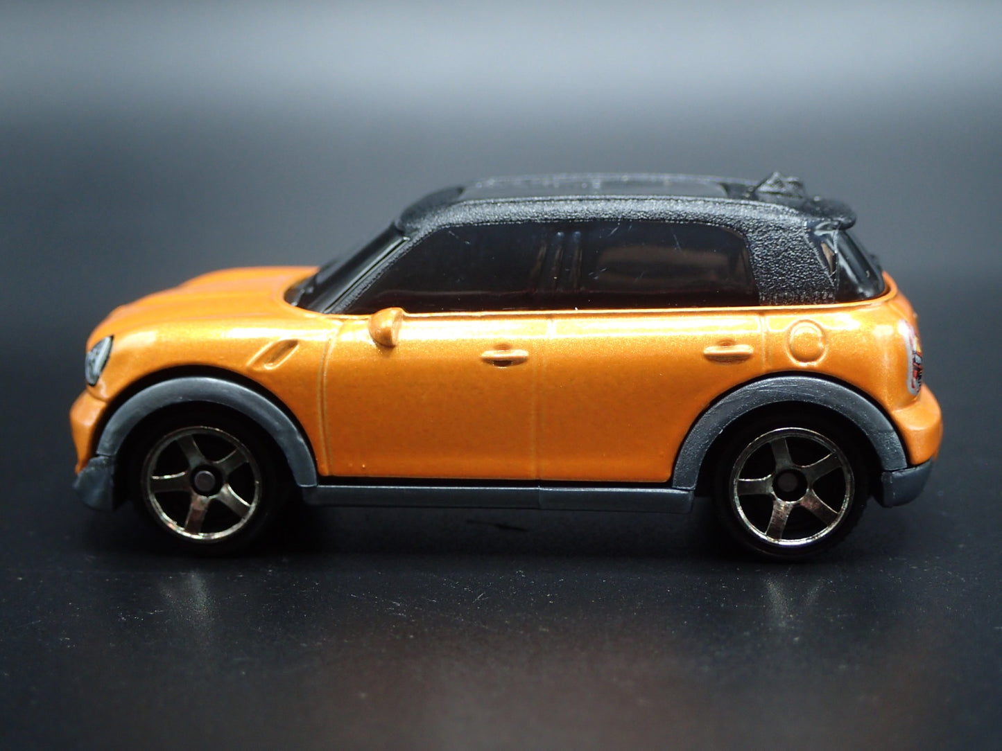 2010 - 2016 MINI COOPER COUNTRYMAN ORANGE 1:64 SCALE DIORAMA DIECAST MODEL CAR