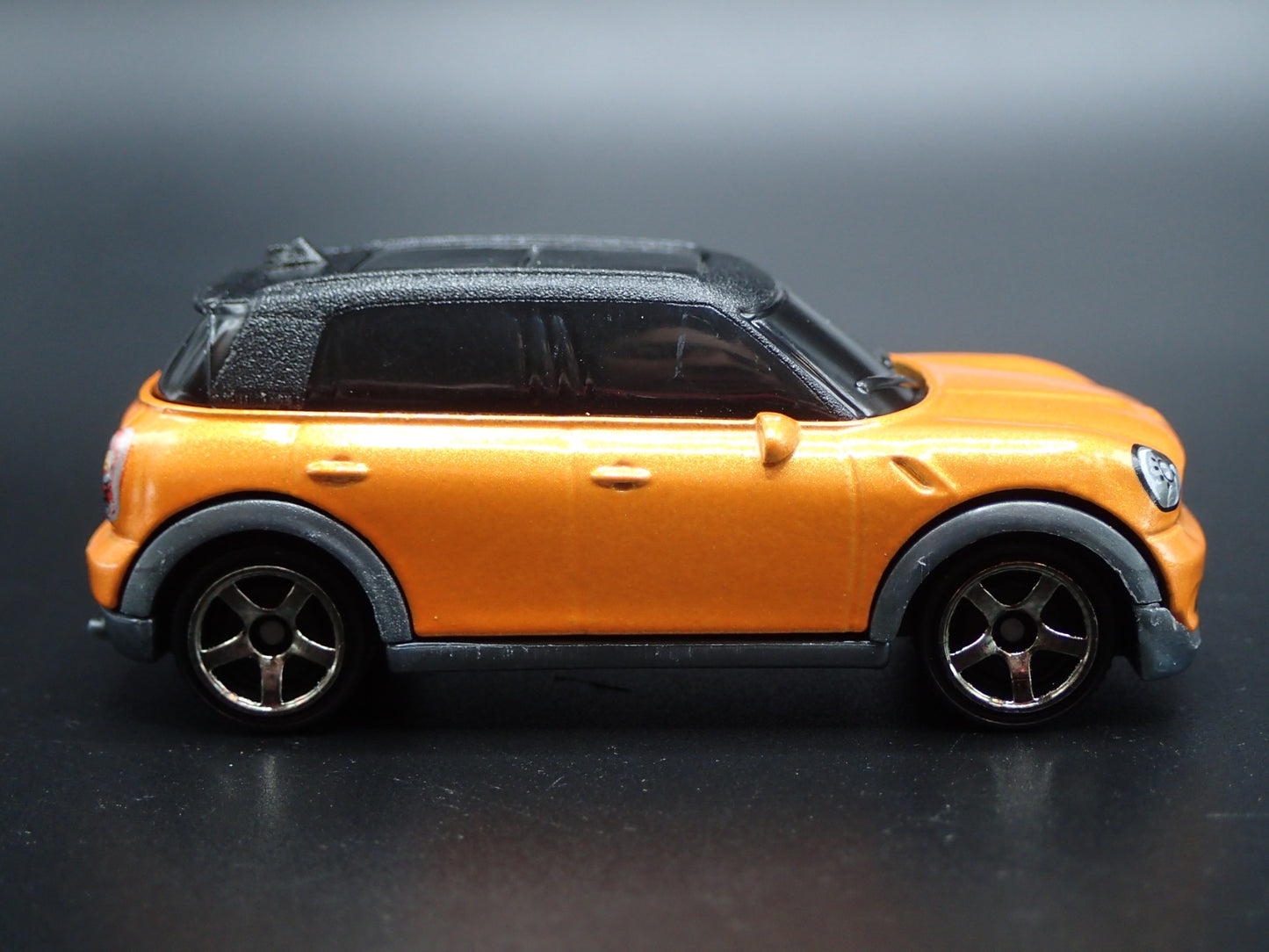 2010 - 2016 MINI COOPER COUNTRYMAN ORANGE 1:64 SCALE DIORAMA DIECAST MODEL CAR