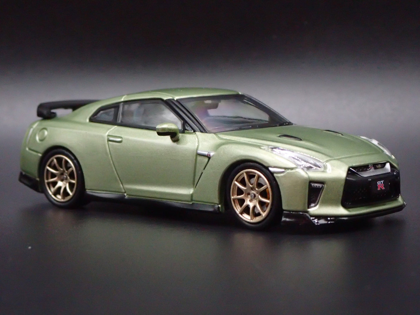 NISSAN GT-R GTR R35 RARE 1:64 SCALE COLECTIBLE DIORAMA DIECAST MODEL CAR