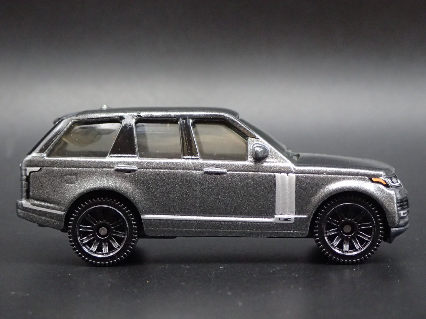 2013-2021 RANGE ROVER VOGUE SE 1/64 SCALE COLLECTIBLE DIORAMA DIECAST MODEL CAR