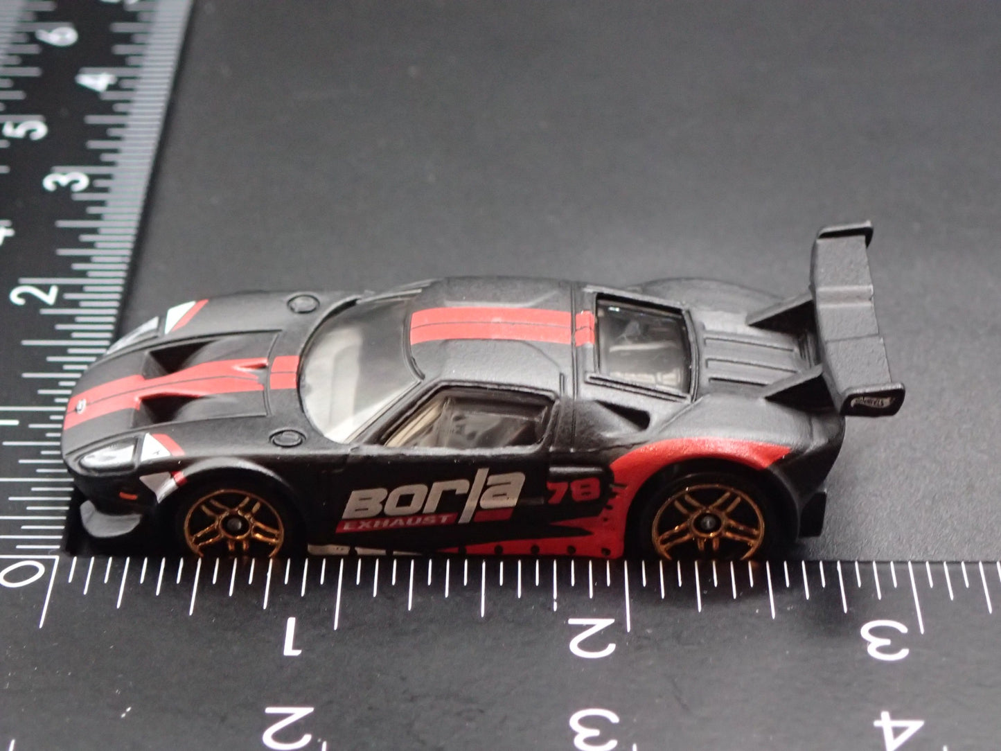 2005-2006 FORD GT LM BORLA 1:64 SCALE COLLECTIBLE DIORAMA DIECAST MODEL CAR