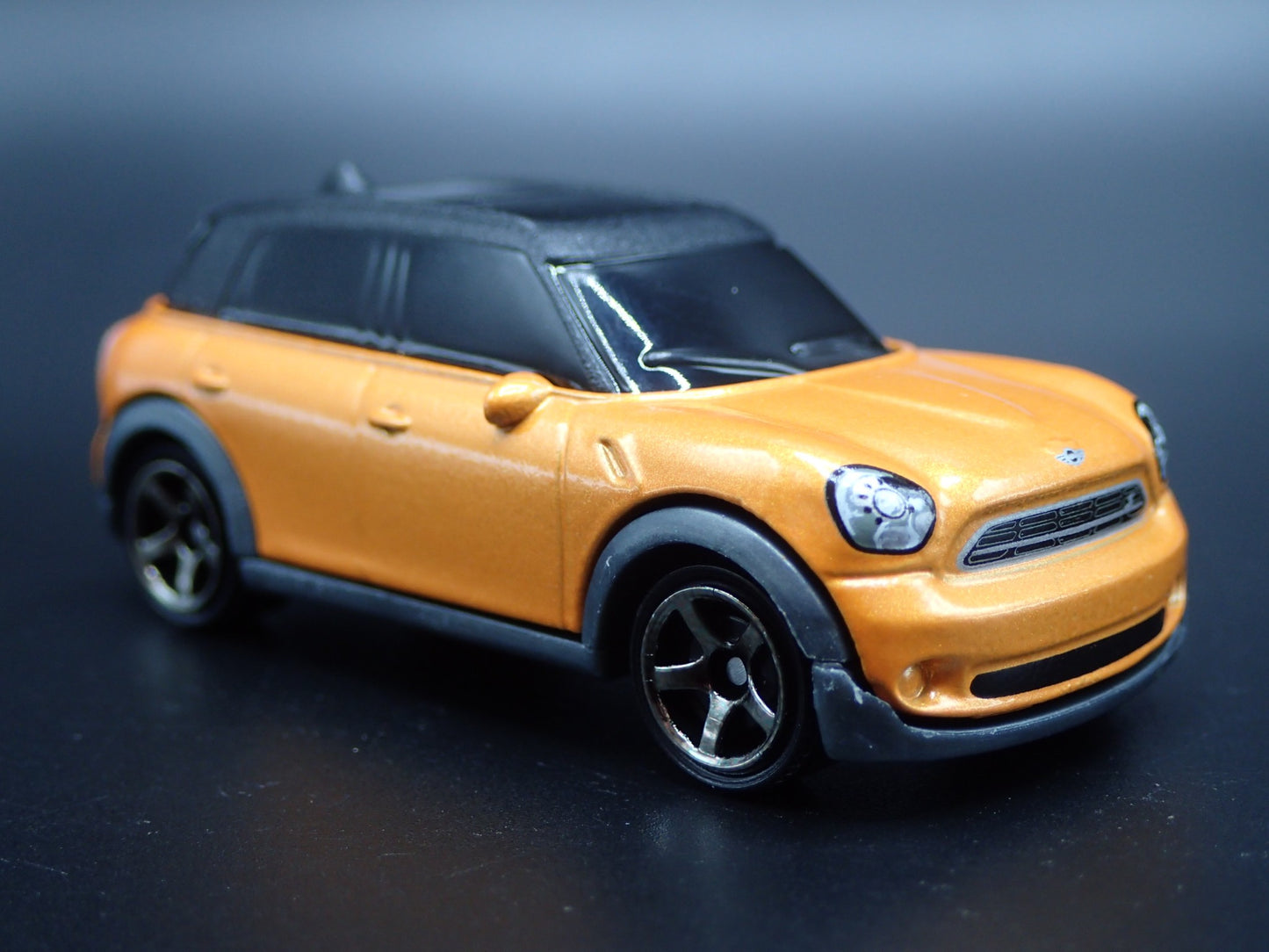 2010 - 2016 MINI COOPER COUNTRYMAN ORANGE 1:64 SCALE DIORAMA DIECAST MODEL CAR