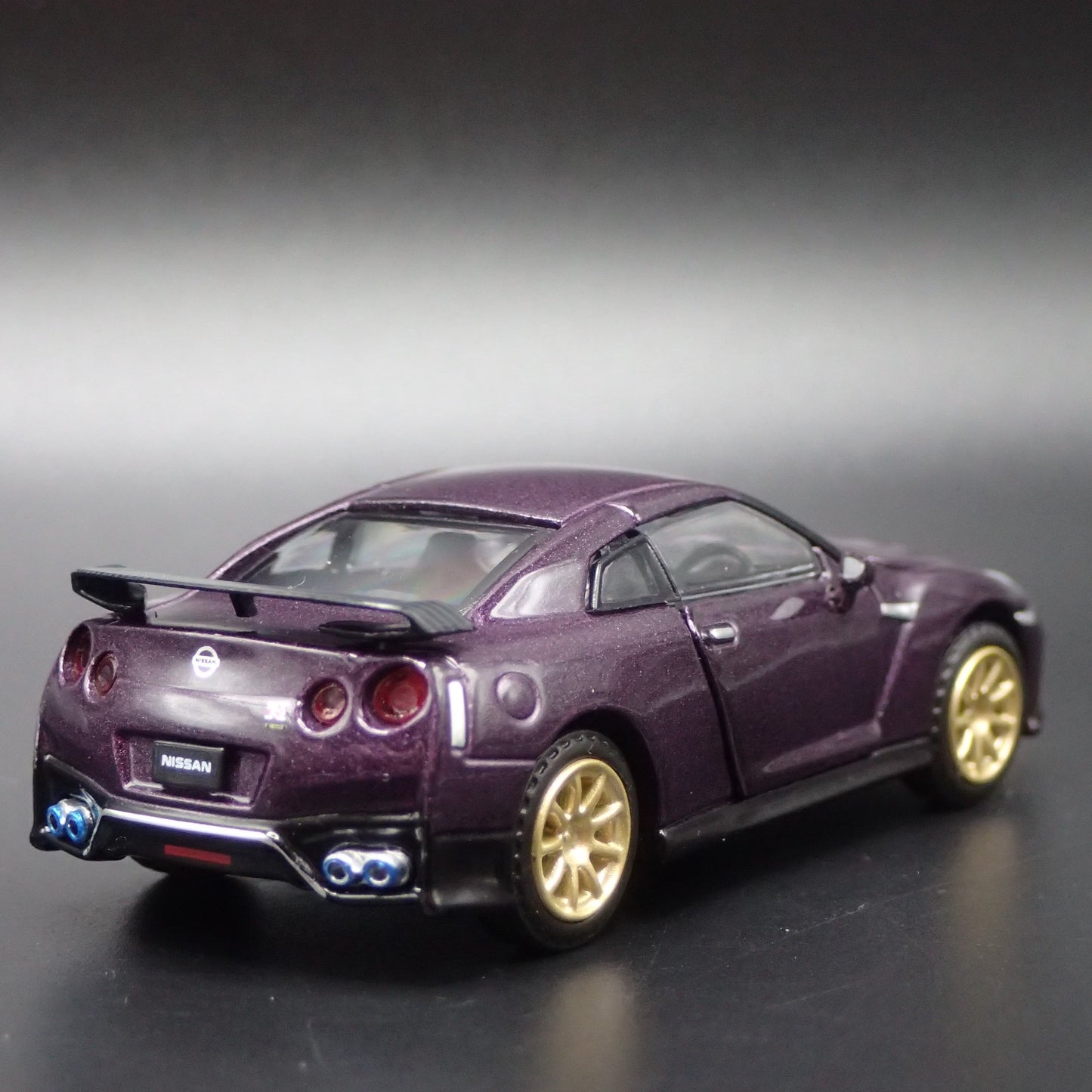 2022 22 NISSAN GTR R35 T-SPEC 1:64 SCALE COLLECTIBLE DIORAMA DIECAST MODEL CAR