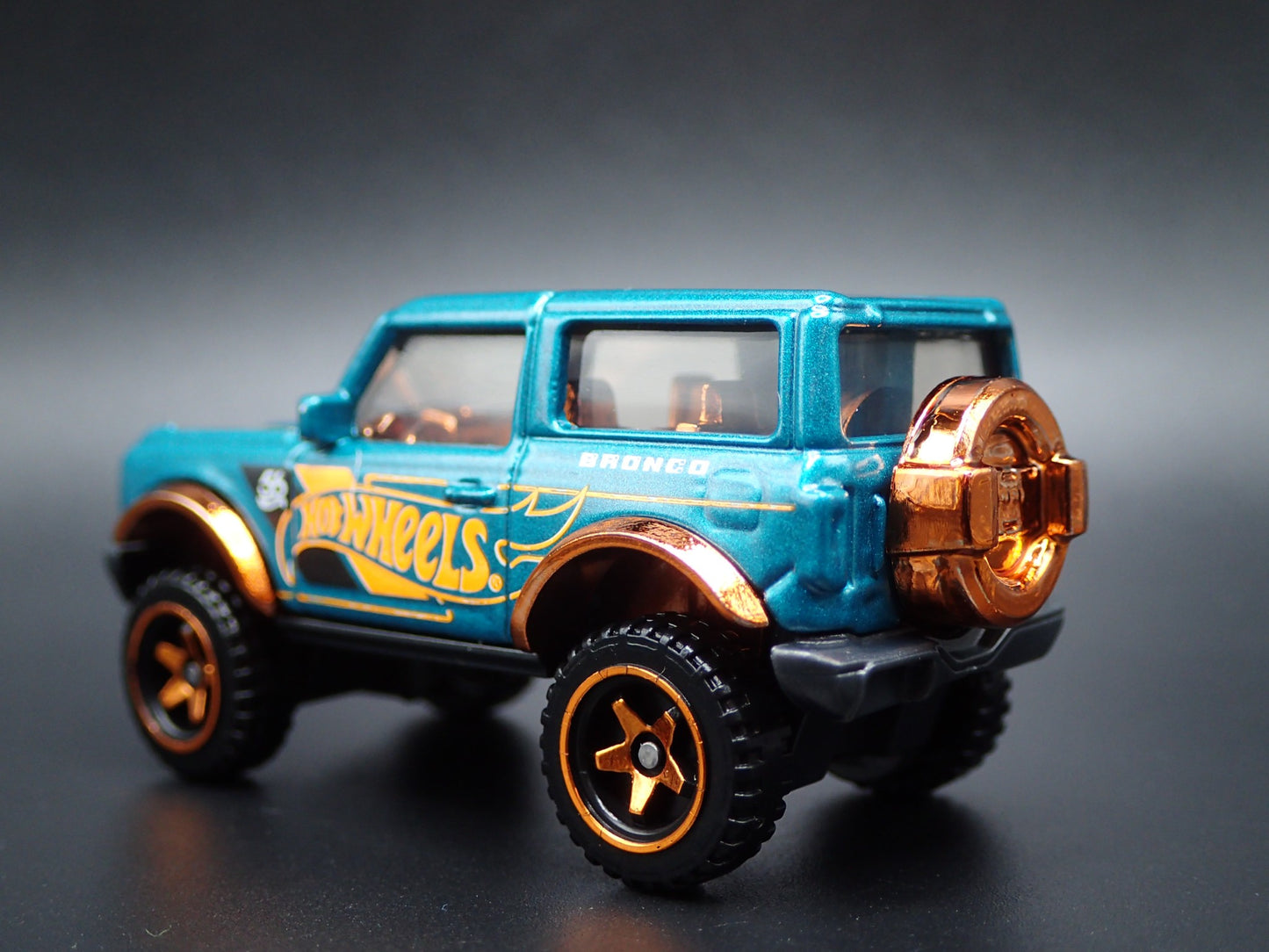 2021-2025 FORD BRONCO 2 TWO DOOR GREEN 1:64 SCALE DIORAMA DIECAST MODEL CAR