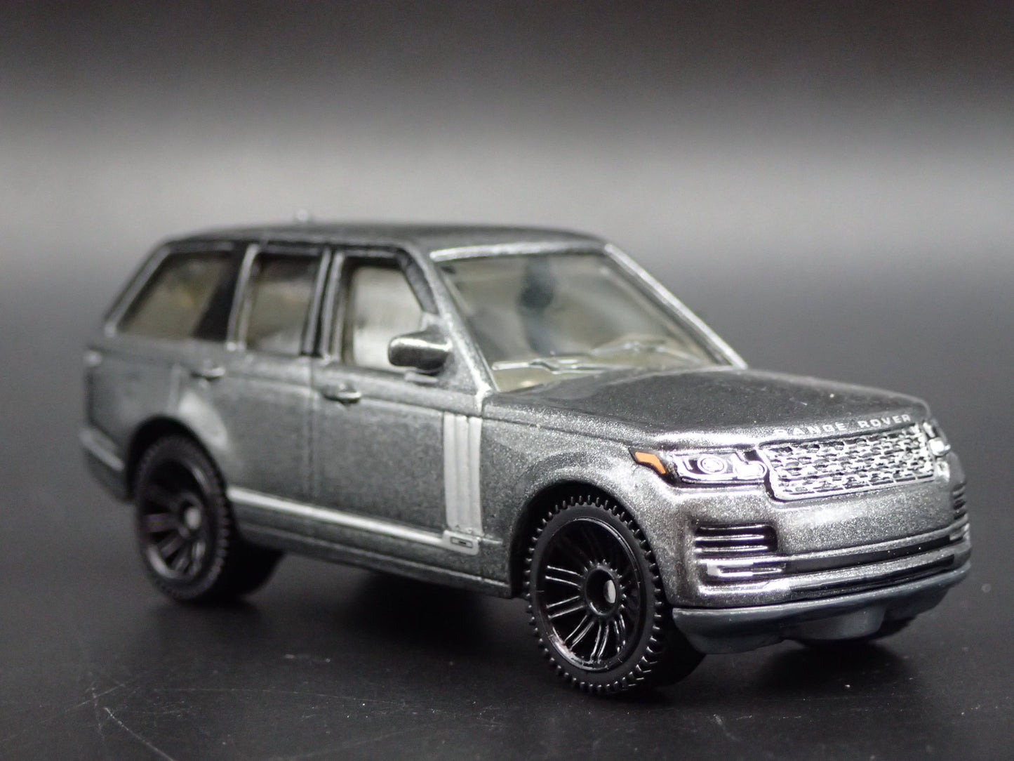 2013-2021 RANGE ROVER VOGUE SE 1/64 SCALE COLLECTIBLE DIORAMA DIECAST MODEL CAR