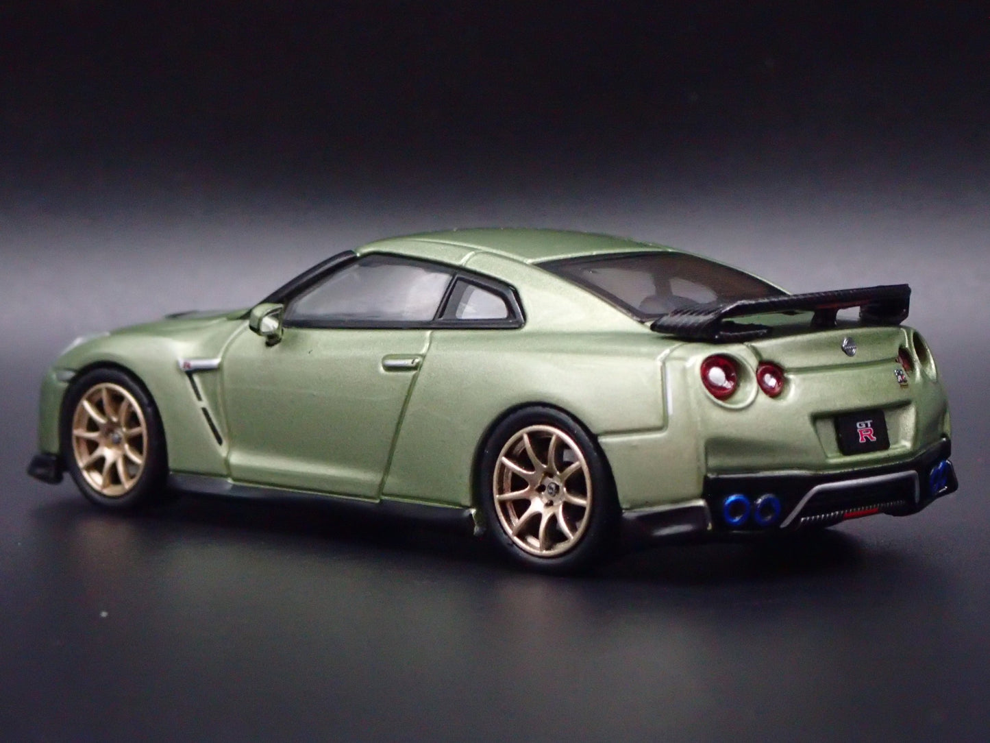 NISSAN GT-R GTR R35 RARE 1:64 SCALE COLECTIBLE DIORAMA DIECAST MODEL CAR