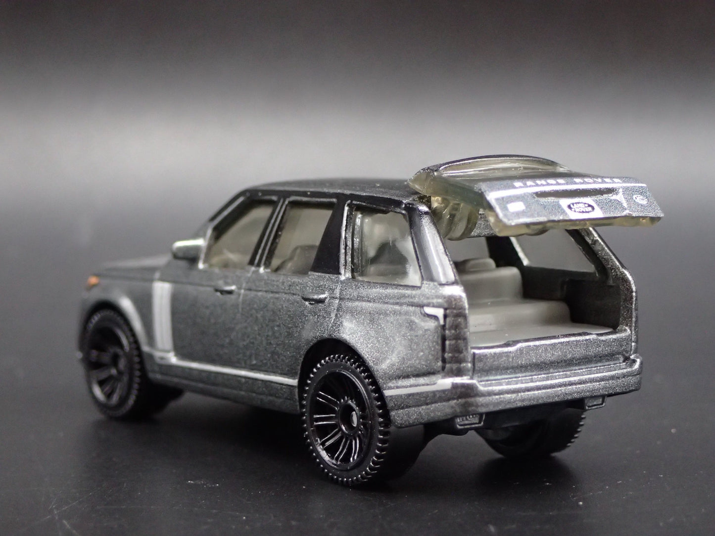 2013-2021 RANGE ROVER VOGUE SE 1/64 SCALE COLLECTIBLE DIORAMA DIECAST MODEL CAR