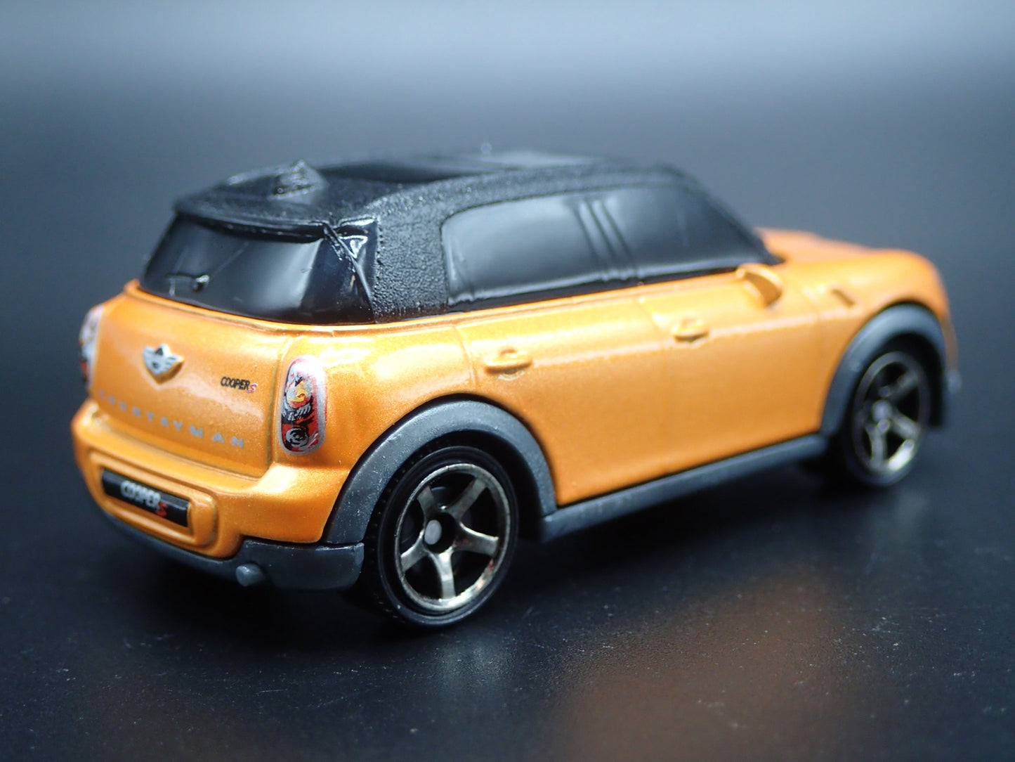 2010 - 2016 MINI COOPER COUNTRYMAN ORANGE 1:64 SCALE DIORAMA DIECAST MODEL CAR