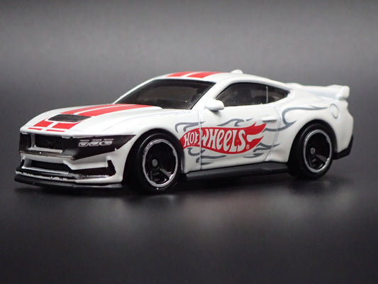 2024-2026 FORD MUSTANG DARK HORSE WHITE 1:64 SCALE DIORAMA DIECAST MODEL CAR