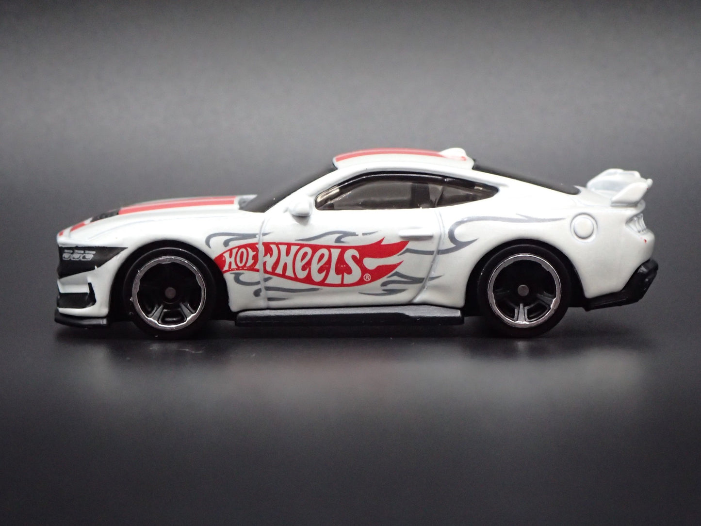 2024-2026 FORD MUSTANG DARK HORSE WHITE 1:64 SCALE DIORAMA DIECAST MODEL CAR
