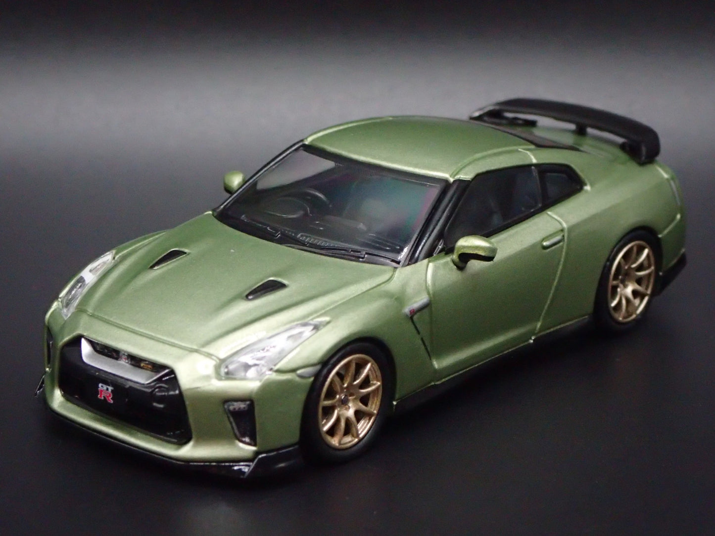 NISSAN GT-R GTR R35 RARE 1:64 SCALE COLECTIBLE DIORAMA DIECAST MODEL CAR