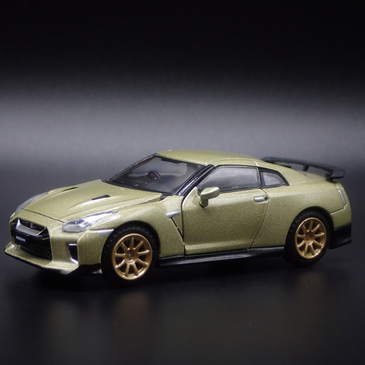 2022 22 NISSAN GTR R35 T-SPEC 1:64 SCALE COLLECTIBLE DIORAMA DIECAST MODEL CAR