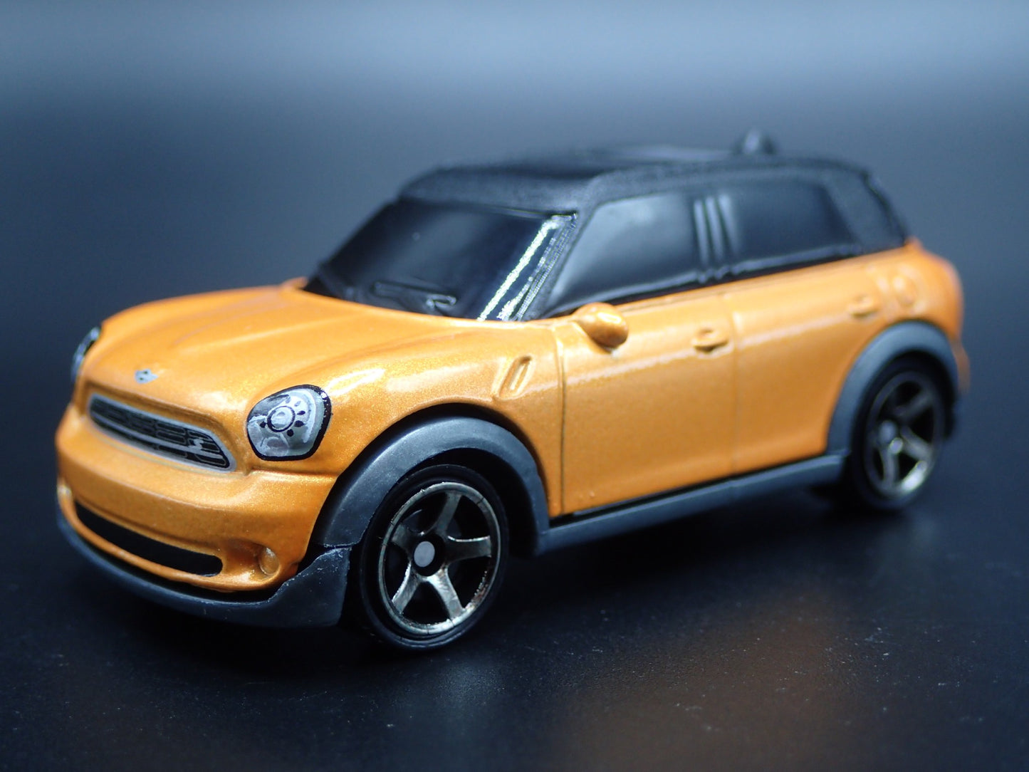 2010 - 2016 MINI COOPER COUNTRYMAN ORANGE 1:64 SCALE DIORAMA DIECAST MODEL CAR