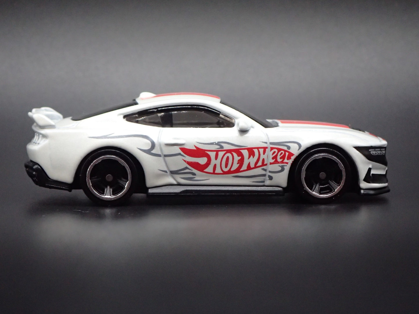 2024-2026 FORD MUSTANG DARK HORSE WHITE 1:64 SCALE DIORAMA DIECAST MODEL CAR
