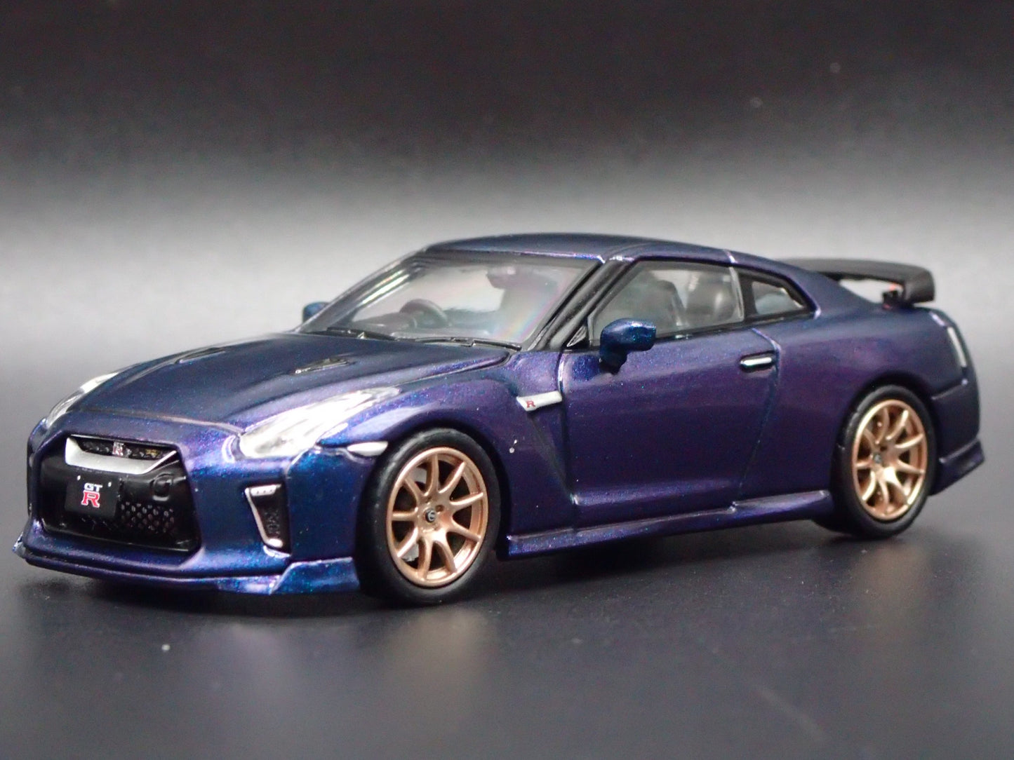 NISSAN GT-R GTR R35 T-SPEC 1:64 SCALE COLECTIBLE DIORAMA DIECAST MODEL CAR