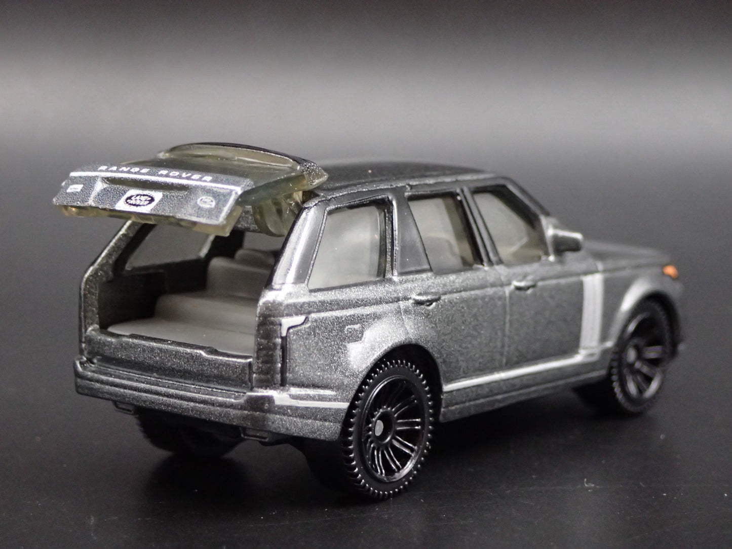 2013-2021 RANGE ROVER VOGUE SE 1/64 SCALE COLLECTIBLE DIORAMA DIECAST MODEL CAR