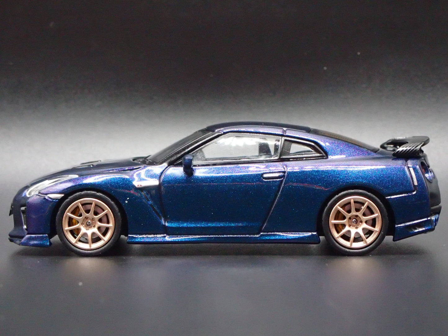 NISSAN GT-R GTR R35 T-SPEC 1:64 SCALE COLECTIBLE DIORAMA DIECAST MODEL CAR