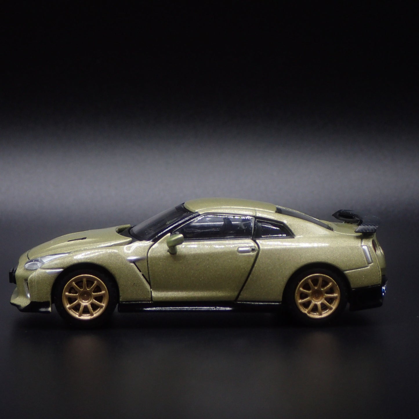 2022 22 NISSAN GTR R35 T-SPEC 1:64 SCALE COLLECTIBLE DIORAMA DIECAST MODEL CAR