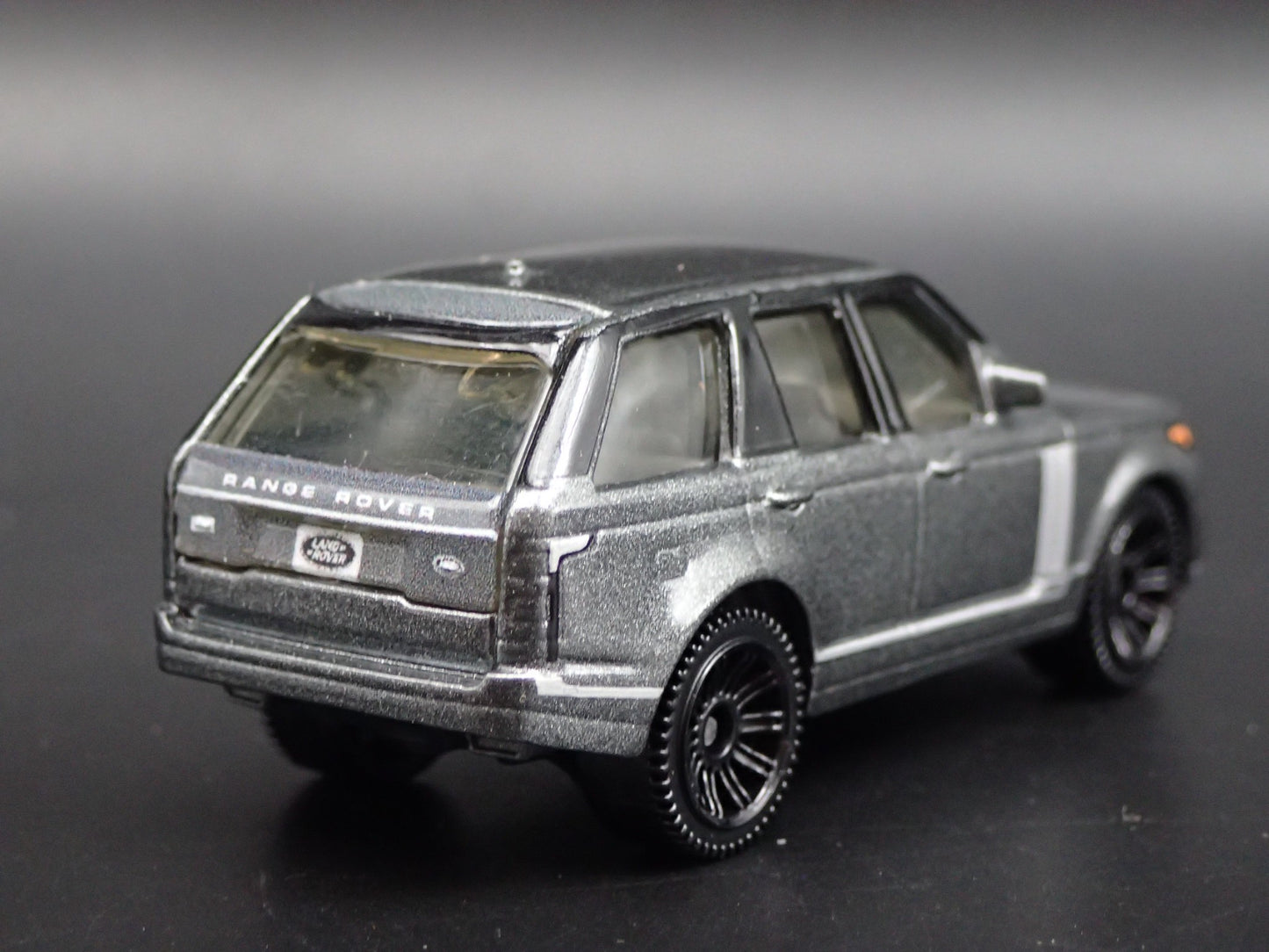 2013-2021 RANGE ROVER VOGUE SE 1/64 SCALE COLLECTIBLE DIORAMA DIECAST MODEL CAR
