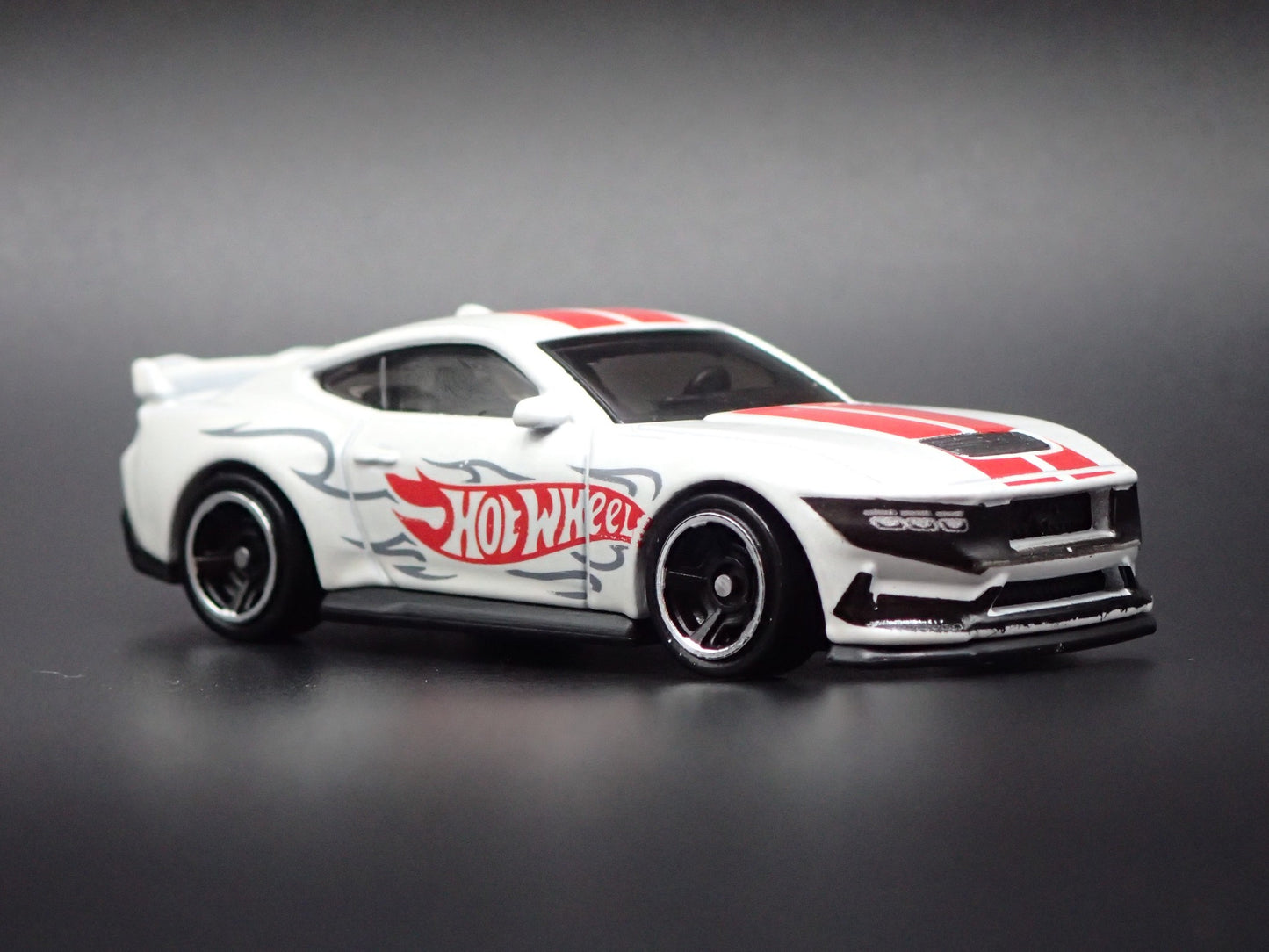 2024-2026 FORD MUSTANG DARK HORSE WHITE 1:64 SCALE DIORAMA DIECAST MODEL CAR