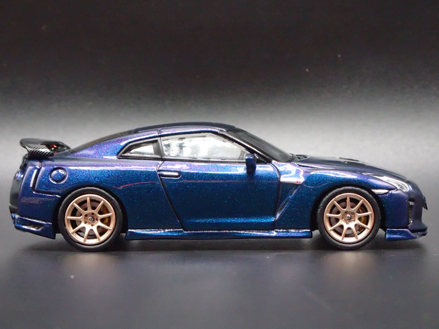 NISSAN GT-R GTR R35 T-SPEC 1:64 SCALE COLECTIBLE DIORAMA DIECAST MODEL CAR