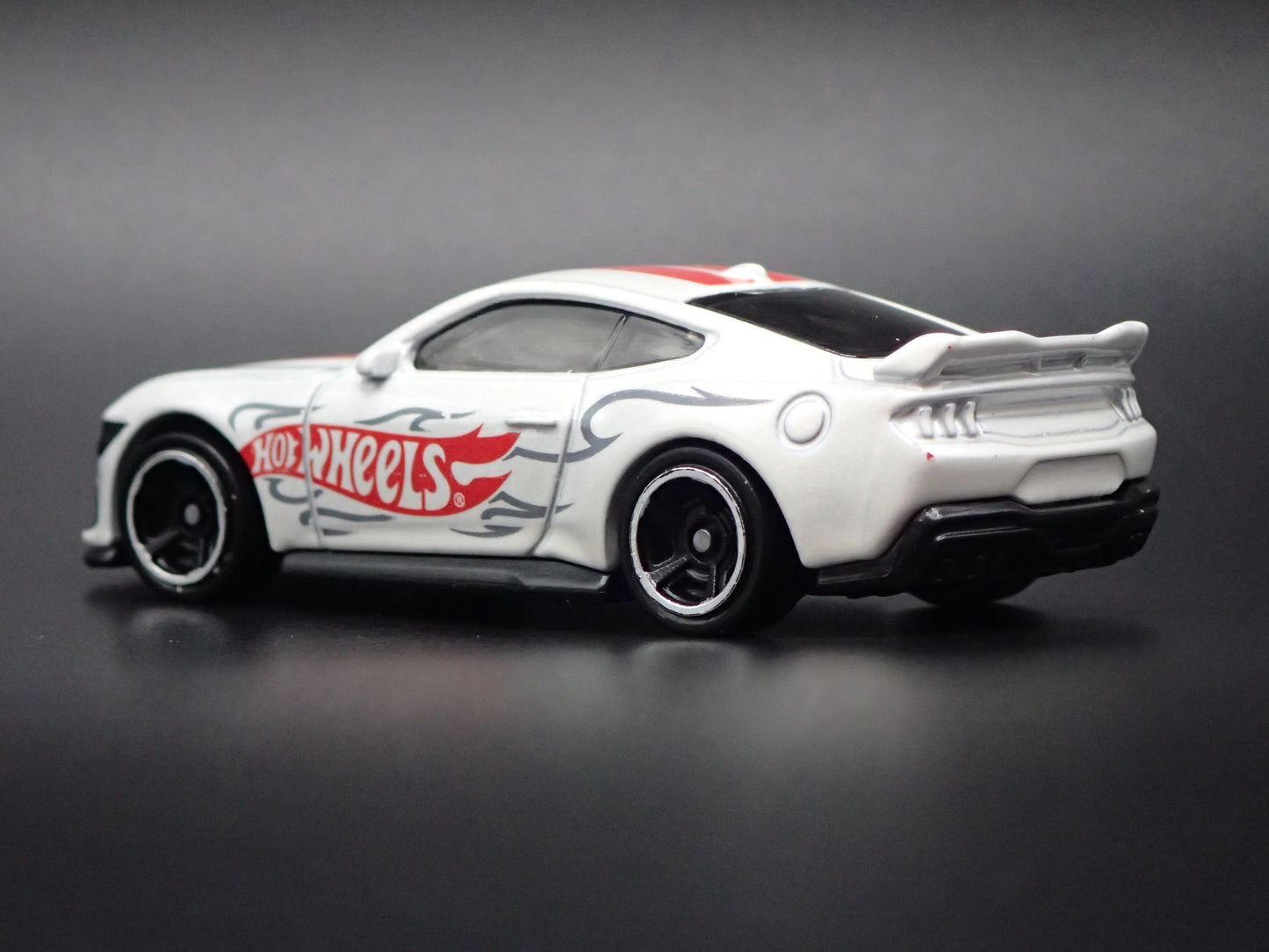 2024-2026 FORD MUSTANG DARK HORSE WHITE 1:64 SCALE DIORAMA DIECAST MODEL CAR