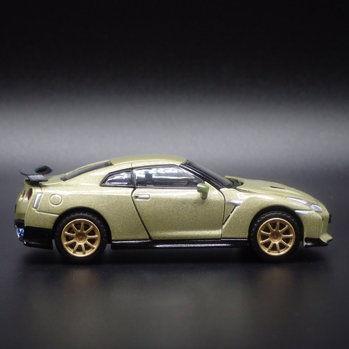 2022 22 NISSAN GTR R35 T-SPEC 1:64 SCALE COLLECTIBLE DIORAMA DIECAST MODEL CAR