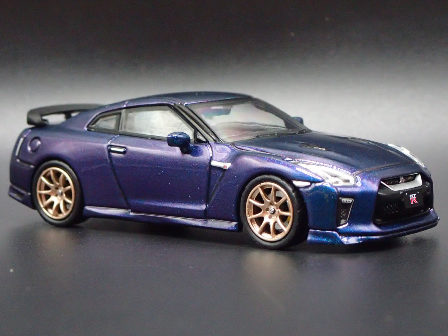 NISSAN GT-R GTR R35 T-SPEC 1:64 SCALE COLECTIBLE DIORAMA DIECAST MODEL CAR