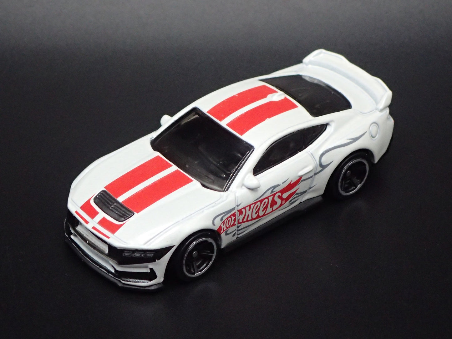 2024-2026 FORD MUSTANG DARK HORSE WHITE 1:64 SCALE DIORAMA DIECAST MODEL CAR