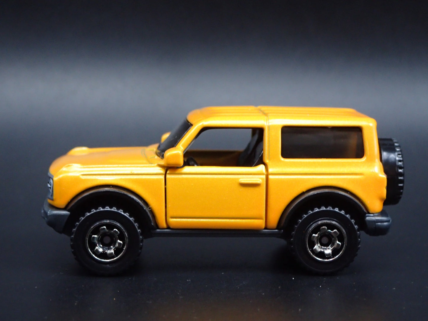 2021-2025 FORD BRONCO 2 TWO DOOR ORANGE 1:64 SCALE DIORAMA DIECAST MODEL CAR