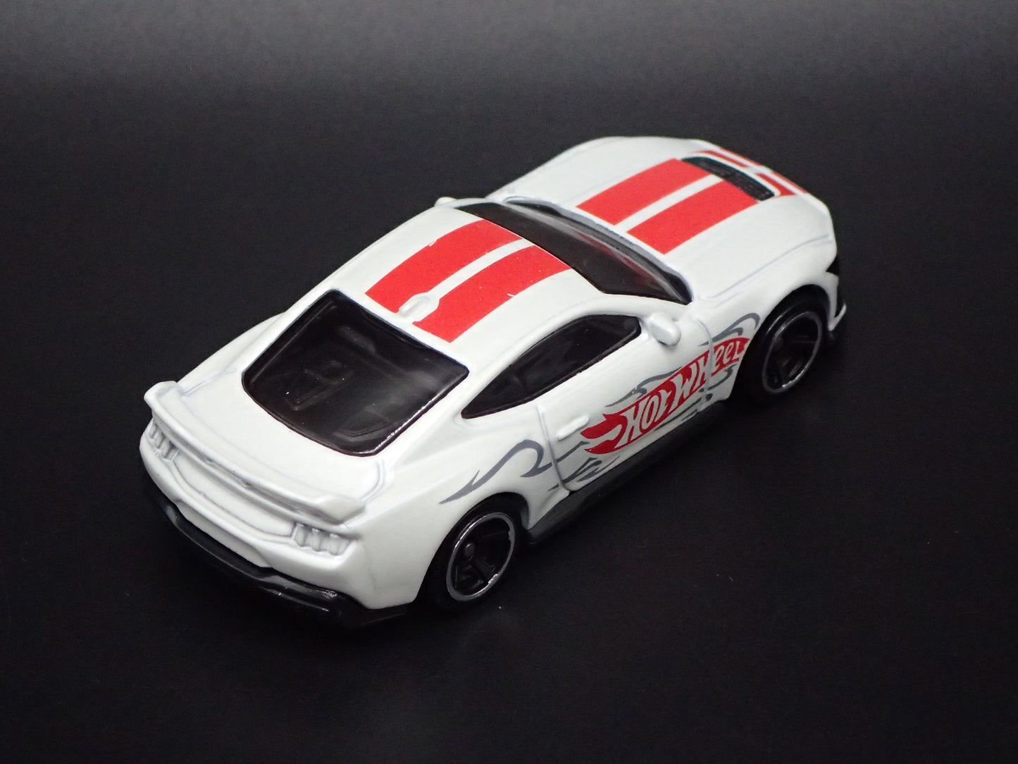 2024-2026 FORD MUSTANG DARK HORSE WHITE 1:64 SCALE DIORAMA DIECAST MODEL CAR