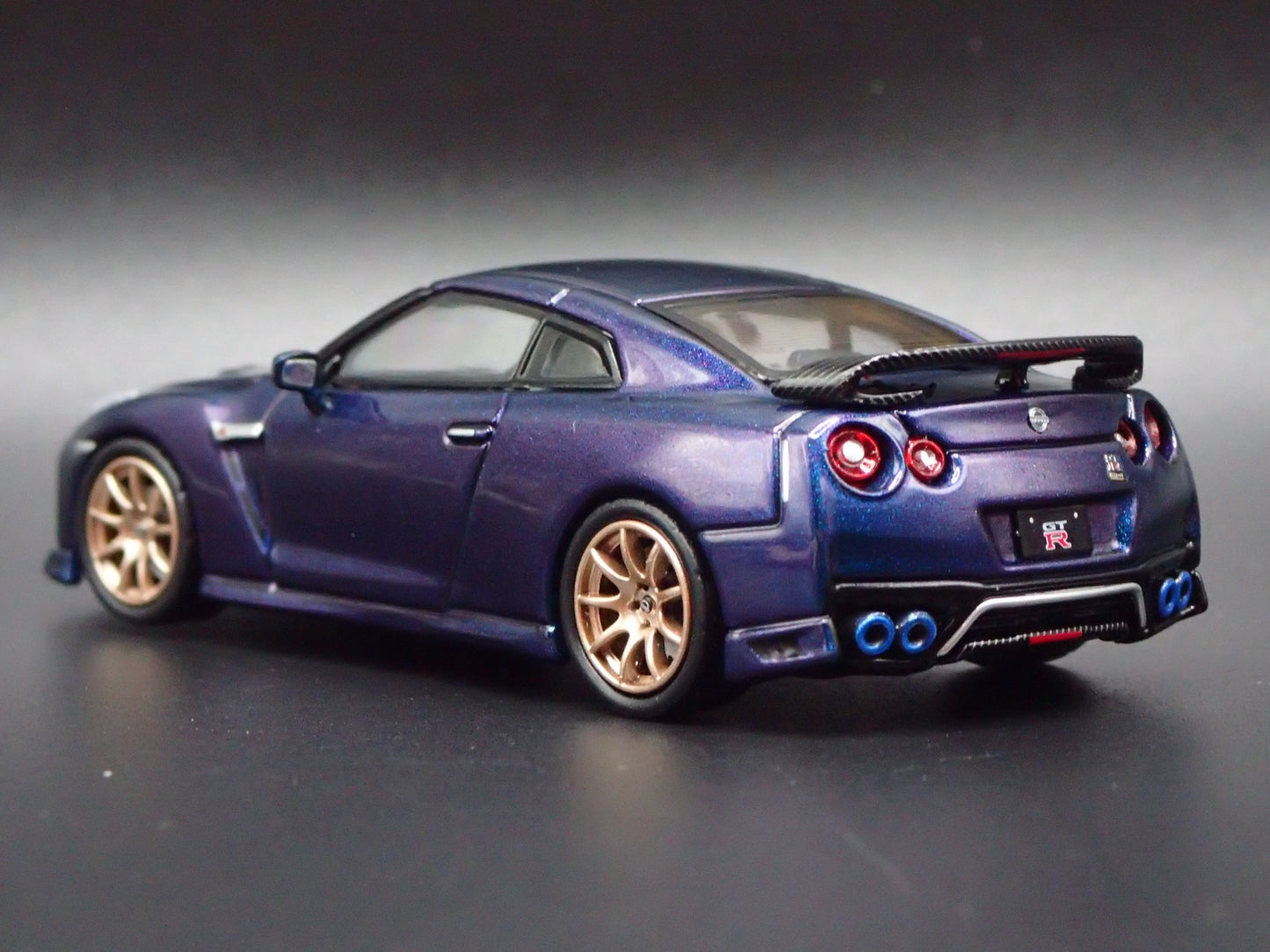 NISSAN GT-R GTR R35 T-SPEC 1:64 SCALE COLECTIBLE DIORAMA DIECAST MODEL CAR