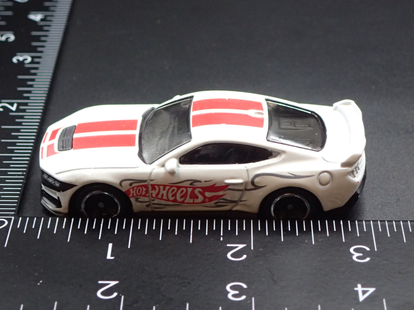 2024-2026 FORD MUSTANG DARK HORSE WHITE 1:64 SCALE DIORAMA DIECAST MODEL CAR