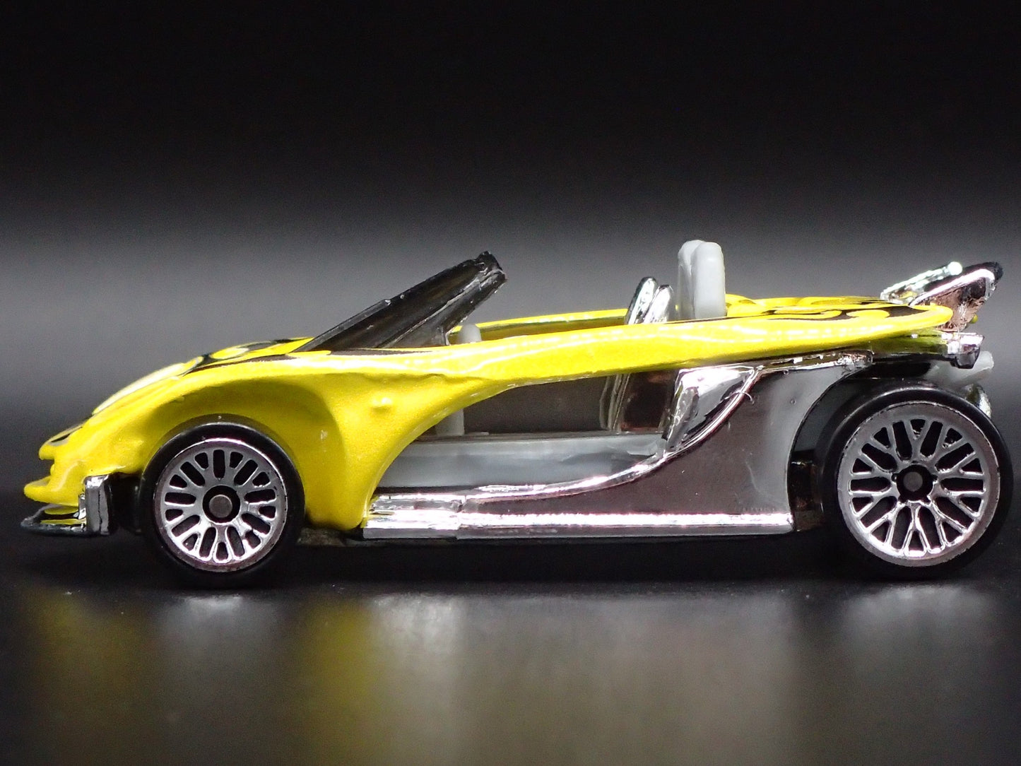 2000 00 LOTUS ELISE 340R YELLOW 1:64 SCALE COLLECTIBLE DIORAMA DIECAST MODEL CAR