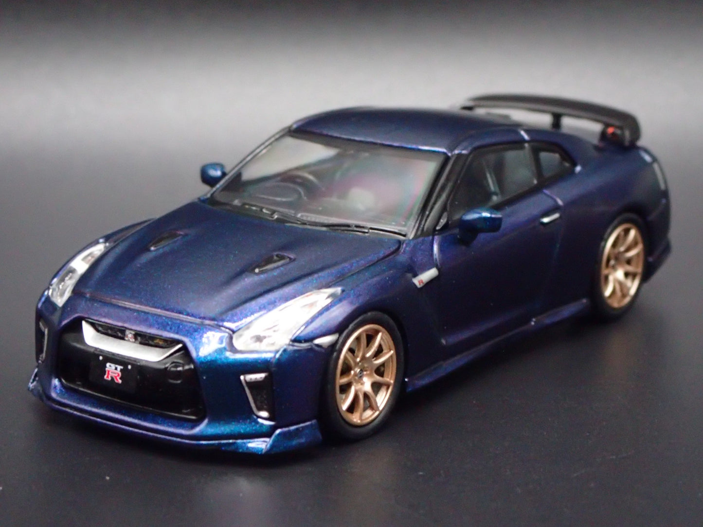 NISSAN GT-R GTR R35 T-SPEC 1:64 SCALE COLECTIBLE DIORAMA DIECAST MODEL CAR